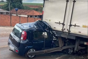 Motorista perde controle da direção e bate em caminhão estacionado em Taquarituba