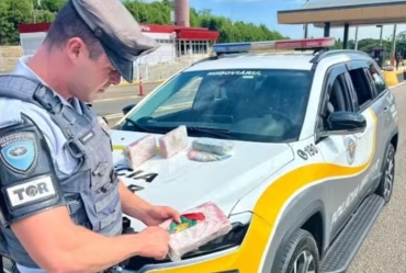 Homem é preso por tráfico após polícia encontrar drogas no assoalho do carro em rodovia de Itapetininga