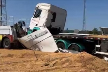 Carreta carregada de grãos tomba na Rodovia Castello Branco em Avaré