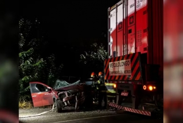 Acidente entre carro e carreta bitrem causa uma morte em rodovia de Avaré