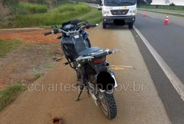 Acidente entre moto e caminhão deixa um morto na SP-127 em Capão Bonito