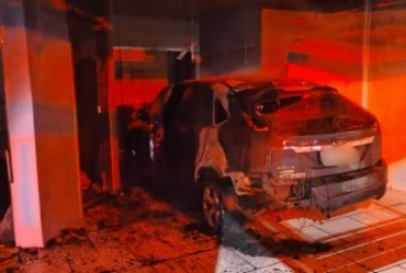 Incêndio destrói casa e carro em Ourinhos; vítima acusa ex-marido de atear fogo no imóvel