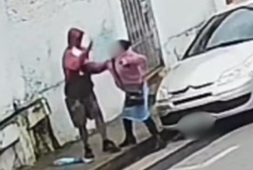 Mulher briga com assaltante para tentar evitar roubo em Itapeva