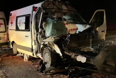Enfermeira morre em acidente entre ambulância e carreta em Itapeva