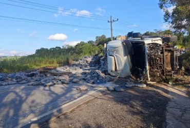 Motorista morre após bater de frente com carreta em estrada vicinal de Itapeva