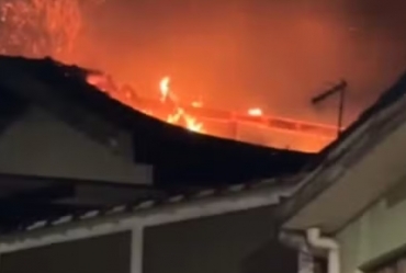 Incêndio em casa desocupada em Piraju assusta vizinhos; chamas foram controladas pelos bombeiros