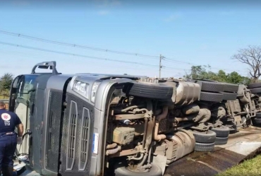 Motorista morre após sofrer mal súbito e tombar caminhão carregado com madeira na rodovia SP-258 em Itapeva