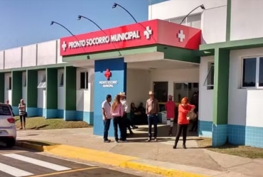 Motociclista perde controle da direção e bate em canteiro na rodovia SP-245