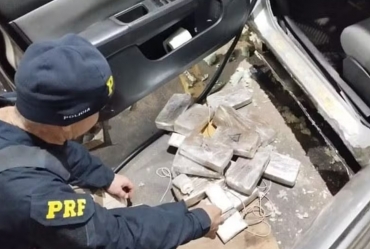 Irmãos bolivianos são presos em flagrante com drogas escondidas no carro na BR-153 em Ourinhos