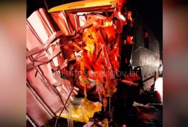 Motorista fica ferido após acidente entre caminhão e ônibus na SP-255 em Itaí