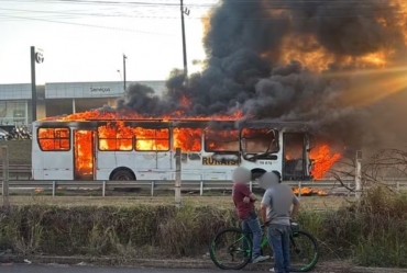  Ônibus que transportava trabalhadores rurais pega fogo em rodovia de Avaré