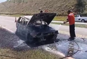 Três pessoas ficam feridas  e carro pega fogo após  acidente em rodovia de  Coronel Macedo