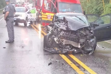 Aquaplanagem provoca batida entre dois carros e deixa feridos em rodovia em Piraju