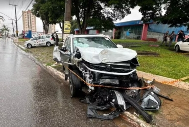 Acidente em rodovia de Capão Bonito deixa vítima presa às ferragens