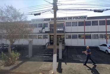 Homem é preso por suspeita de render motorista com faca e roubar carro em Avaré; adolescente foi apreendida