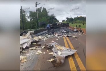 Carreta tomba e causa vazamento de óleo fertilizante na SP-255 em Taquarituba