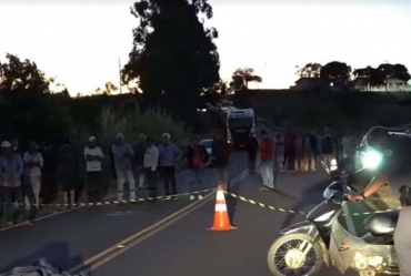 Idoso morre após colidir motocicleta com caminhão em Itapeva