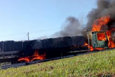 Carreta é destruída por incêndio na SP-255 em Avaré