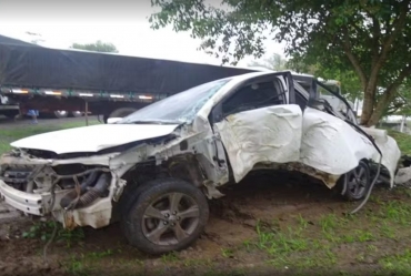 Carro bate contra árvore e deixa pessoa ferida em rodovia de Itaporanga