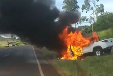 Veículo pega fogo na SP-255 em Avaré e fica destruído 