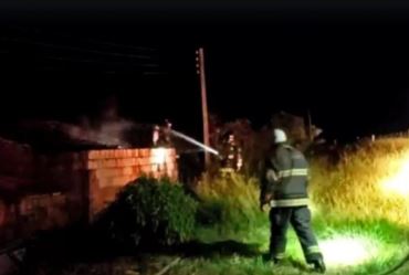 Casa pega fogo após moradora derrubar vela acesa em Piraju