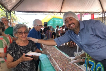 Festa de aniversário de Fartura teve bolo e entrega de obras