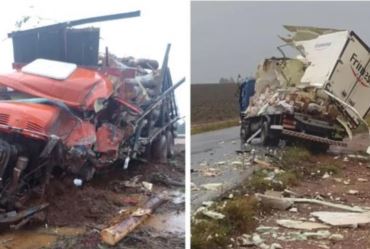 Buraco na pista provoca colisão entre caminhões em Itapeva