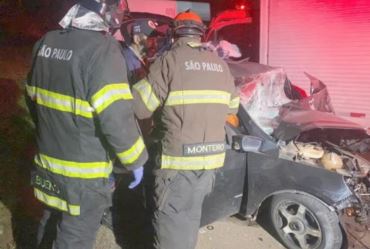 Motorista morre preso às ferragens de carro após colisão frontal com caminhão