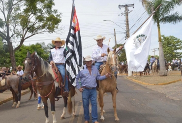 Cavalgada histórica reúne multidão em Fartura durante encerramento da Expofar