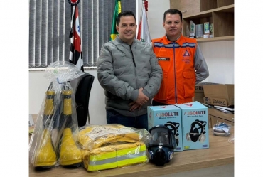 Prefeitura de Coronel Macedo entrega EPIs de combate a incêndio para a Defesa Civil Municipal