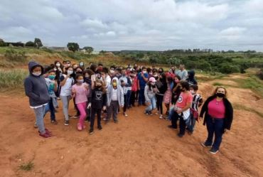 Alunos plantam árvores em área de recuperação ambiental de Avaré