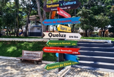 Prefeitura instala placas para orientar sobre pontos turísticos em Cel Macedo