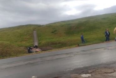Motorista cai em canaleta de água às margens de rodovia e é detido por embriaguez ao volante