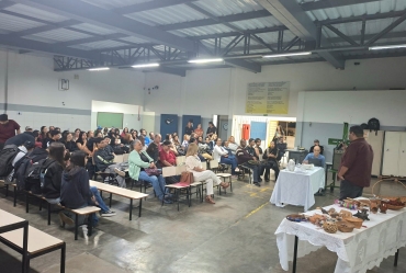 Alunos da EJA de Avaré refletem sobre os povos indígenas em palestra especial