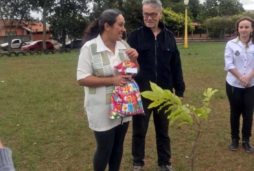 Projeto “Tronco do Futuro” distribui muda de árvore em Avaré