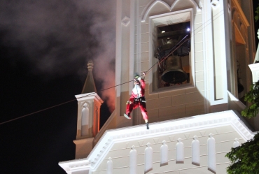 Papai Noel desce o Santuário de Avaré de tirolesa nesta sexta, 19, às 20 horas