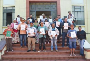 Moradores da Vila Esperança de Avaré recebem escritura