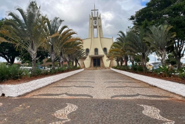 Prefeitura de Itaporanga realiza limpeza da  Praça Bom Jesus