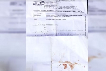 Mulher esfaqueada pelo ex carregava medida protetiva no momento do crime; foto mostra documento manchado de sangue