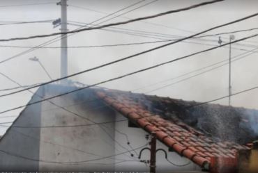 Detento em 'saidinha' temporária ateia fogo na casa após discutir com companheira