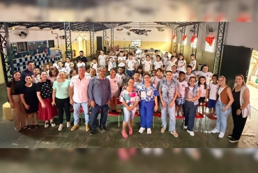 Escritor Júlio Emílio Braz visita escola de Sarutaiá e participa de atividade literária
