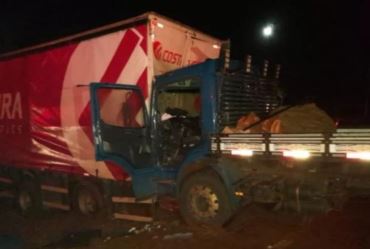 Motorista fica preso às ferragens após colisão traseira entre caminhões em Itaí