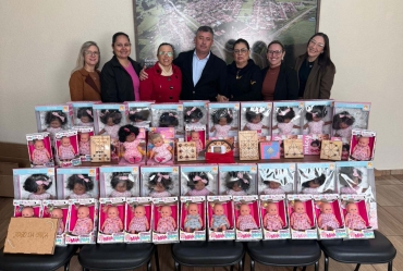 Prefeitura de Sarutaiá entrega brinquedos do ERER às escolas