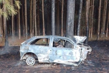 Motorista morre carbonizado após carro bater em árvore e pegar fogo em Manduri