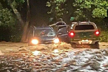 Casal de idosos é resgatado de carro arrastado por enxurrada 