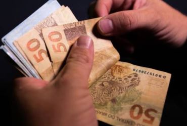 Governo Federal vai antecipar 13º salário de aposentados e saque de R$ 1 mil do FGTS