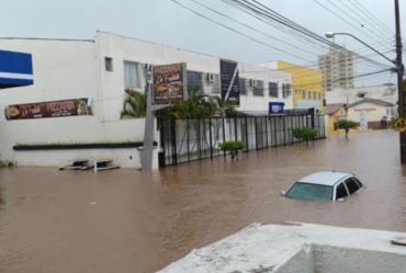 Temporal causa alagamentos e deixa carros submersos no Centro de Avaré 