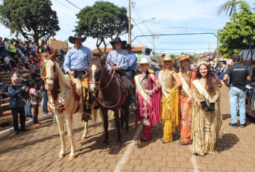 Cavalgada da Fespinga reúne milhares de pessoas pelas ruas de Timburi