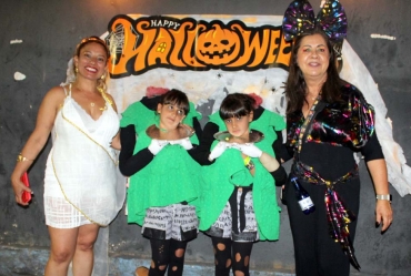 Step by Step English School realiza festa de Halloween