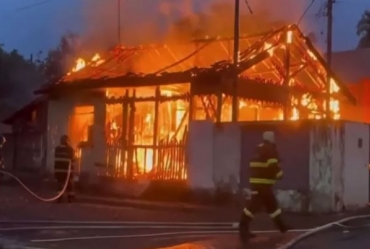 Incêndio consome casa de madeira no centro de Botucatu